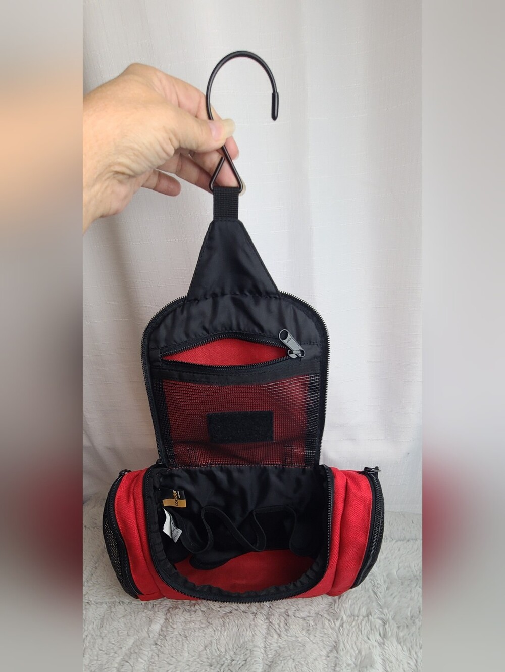 Rick Steves Classic Toiletry Kit Travel Bag Red Lightweight Hanging Hook Clean
